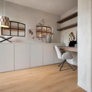 Hebeta Chablis XL PVC vloer in warm eiken in een modern Japandi thuiskantoor met houten bureau en beige kastenwand.