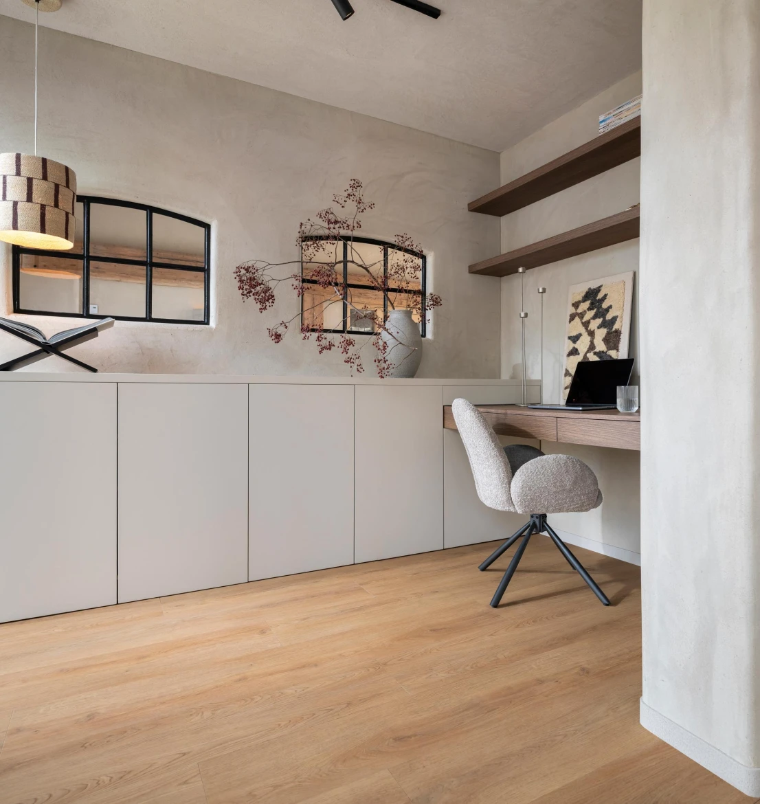 Hebeta Chablis XL PVC vloer in warm eiken in een modern Japandi thuiskantoor met houten bureau en beige kastenwand.