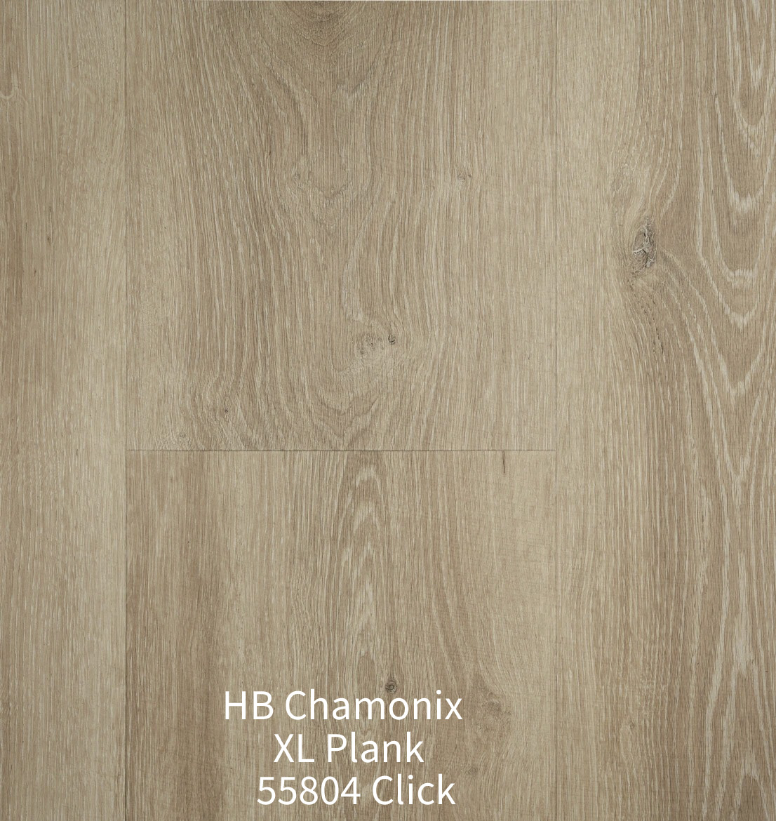 ovenaanzicht van de Hebeta HB Chamonix XL Plank 55804 Click vloer. De afbeelding toont brede planken in een licht vergrijsde, naturel beige eiken houtlook met karakteristieke, lichte noesten en levendige houtnerven.