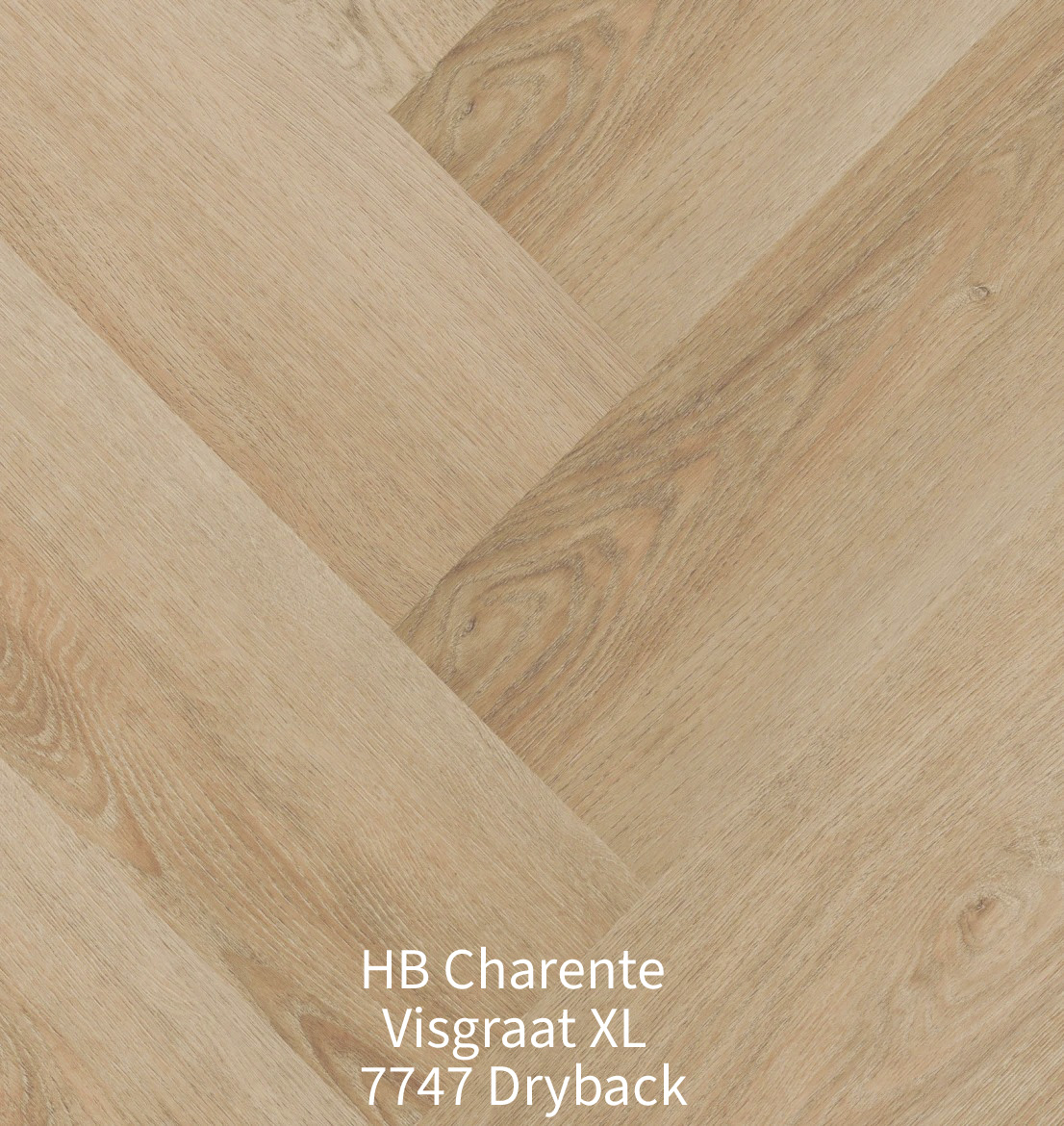 Close-up van de HB Charente Visgraat XL 7747 Dryback PVC vloer. De afbeelding toont het visgraatpatroon in een warme, honingkleurige tot goudbruine eikenkleur met een natuurgetrouwe, matte houtnerfstructuur en duidelijke vlammen in het hout.