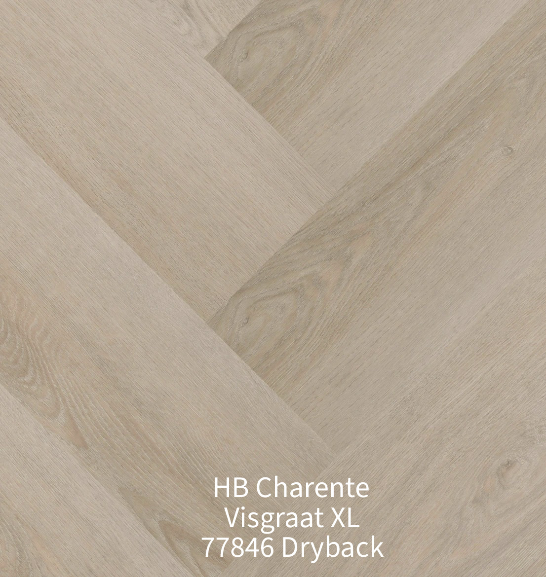 Close-up van de HB Charente Visgraat XL 77846 Dryback PVC vloer. De afbeelding toont het visgraatpatroon in een lichte greige eikenkleur met een zachte, matte structuur en subtiele, natuurlijke houtnerven.