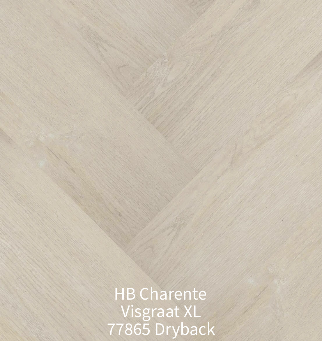 Close-up van de HB Charente Visgraat XL 77865 Dryback PVC vloer. De afbeelding toont het visgraatpatroon in een zeer lichte, wit-gealkte eikenkleur met een zachte, matte structuur en subtiele, lichte houtnerven.