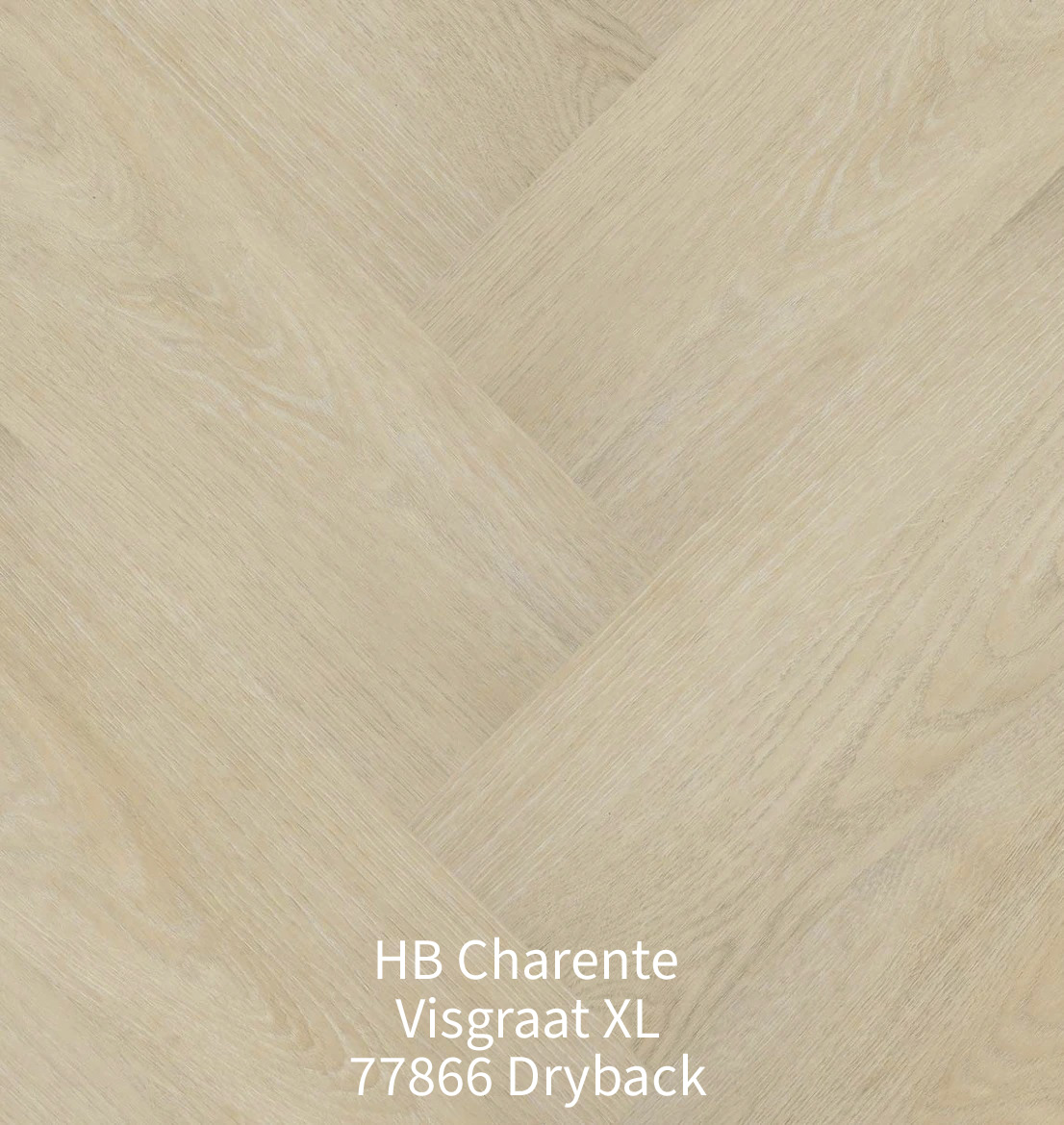 Close-up van de HB Charente Visgraat XL 77866 Dryback PVC vloer. De afbeelding toont het visgraatpatroon in een heldere, lichtbeige eikenkleur met een zachte, matte structuur en een fijne, natuurgetrouwe houtnerf.