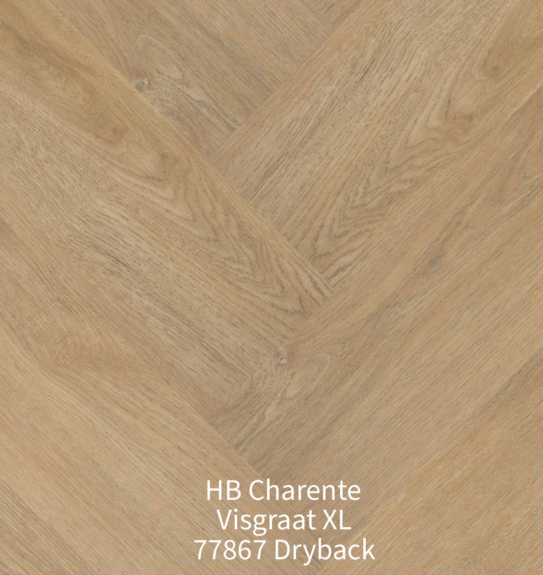 Close-up van de HB Charente Visgraat XL 77867 Dryback PVC vloer. De afbeelding toont het visgraatpatroon in een warme, natuurlijke goudbruine eikenkleur met een matte afwerking, duidelijke houtnerfstructuren en karaktervolle vlammen.