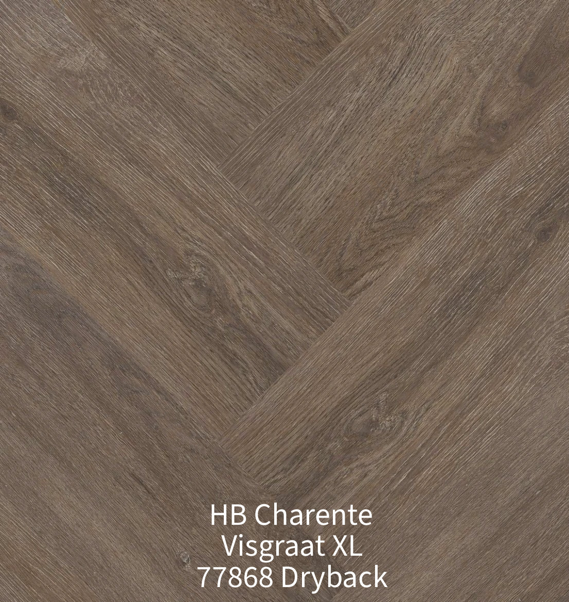 Close-up van de HB Charente Visgraat XL 77868 Dryback PVC vloer. De afbeelding toont het visgraatpatroon in een donkerbruine, gerookte eikenkleur met een matte afwerking, duidelijke lichte houtnerfstructuren en een robuuste uitstraling.
