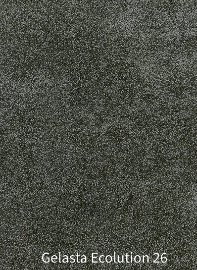 Een gedetailleerde foto van de textuur en het oppervlak van het Gelasta Ecolution 26 tapijt. De afbeelding toont een zachte, dichte gesneden pool (cut pile) in een gemêleerde, donkere kleursamenstelling met nuances van donkergroen, olijf en antracietgrijs. Onderaan staat in witte tekst vermeld: "Gelasta Ecolution 26".