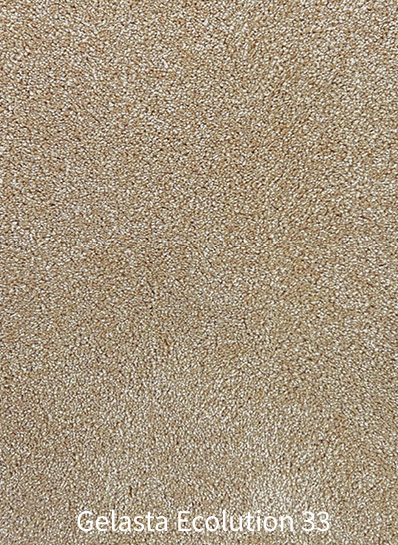 Een gedetailleerde foto van de textuur en het oppervlak van het Gelasta Ecolution 33 tapijt. De afbeelding toont een zachte, dichte gesneden pool (cut pile) in een egale, warme lichtbruine tot zandbeige kleur met een lichte glans. Onderaan staat in witte tekst vermeld: "Gelasta Ecolution 33".