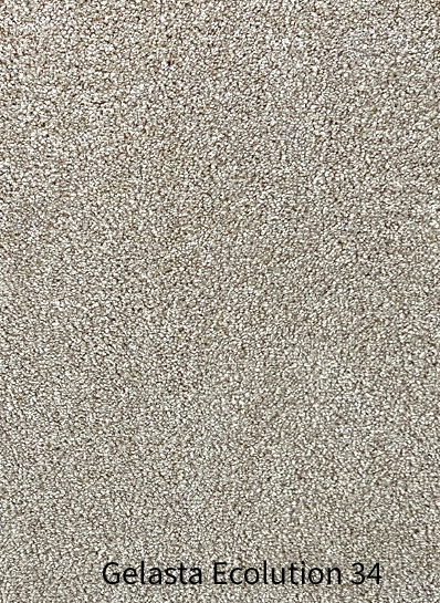 Een gedetailleerde foto van de textuur en het oppervlak van het Gelasta Ecolution 34 tapijt. De afbeelding toont een zachte, dichte gesneden pool (cut pile) in een hele lichte, gemêleerde kleur met een mix van beige, zand en hele lichte grijstinten (greige). Onderaan staat in zwarte tekst vermeld: "Gelasta Ecolution 34".
