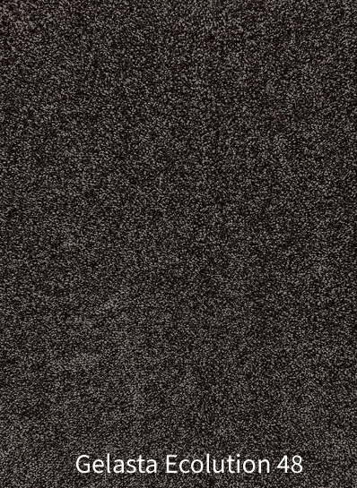 Een gedetailleerde foto van de textuur en het oppervlak van het Gelasta Ecolution 48 tapijt. De afbeelding toont een zachte, dichte gesneden pool (cut pile) in een hele donkere, gemêleerde chocoladebruine tot diepbruine kleur met subtiele lichter opschijnende accenten. Onderaan staat in witte tekst vermeld: "Gelasta Ecolution 48".
