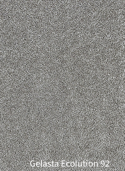 Een gedetailleerde foto van de textuur en het oppervlak van het Gelasta Ecolution 92 tapijt. De afbeelding toont een zachte, dichte gesneden pool (cut pile) in een fijn gemêleerde, lichte grijstint met een speelse mix van wit- en zilvergrijze vezels. Onderaan staat in witte tekst vermeld: "Gelasta Ecolution 92".