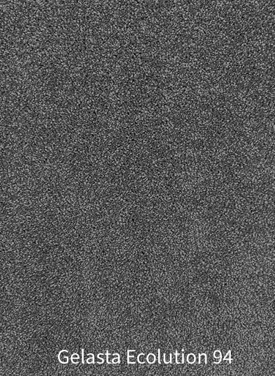 Een gedetailleerde foto van de textuur en het oppervlak van het Gelasta Ecolution 94 tapijt. De afbeelding toont een zachte, dichte gesneden pool (cut pile) in een gemêleerde, donkere antracietgrijze kleur met subtiele kleurschakeringen. Onderaan staat in witte tekst vermeld: "Gelasta Ecolution 94".