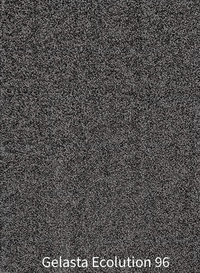Een gedetailleerde foto van de textuur en het oppervlak van het Gelasta Ecolution 96 tapijt. De afbeelding toont een zachte, dichte gesneden pool (cut pile) in een donkere, fijn gemêleerde kleursamenstelling van antracietgrijs en diepzwart. Onderaan staat in witte tekst vermeld: "Gelasta Ecolution 96".