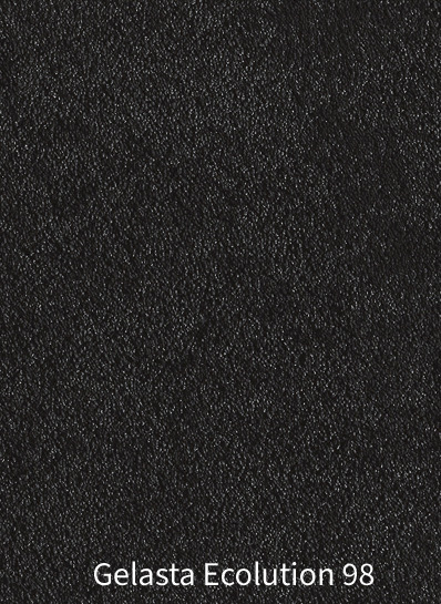 Een gedetailleerde foto van de textuur en het oppervlak van het Gelasta Ecolution 98 tapijt. De afbeelding toont een zachte, dichte gesneden pool (cut pile) in een diepe, elegante zwarte kleur. Onderaan staat in witte tekst vermeld: "Gelasta Ecolution 98".