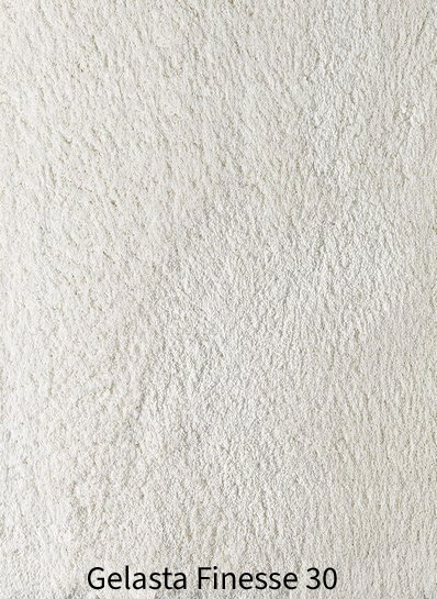 Groot verloop van de zachte, harige textuur van Gelasta Finesse 30 tapijt in een lichte, off-white crèmewit kleur.