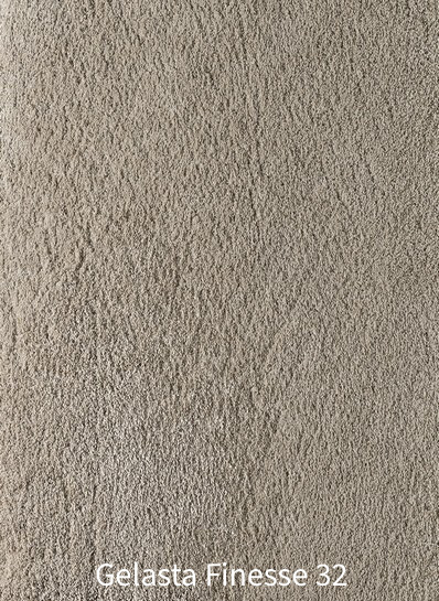 Groot verloop van de zachte, harige textuur van Gelasta Finesse 32 tapijt in een warme, greige of taupe kleur met subtiele glans.