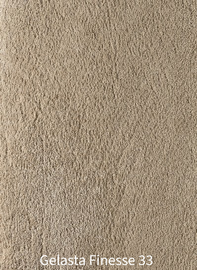 Groot verloop van de zachte, harige textuur van Gelasta Finesse 33 tapijt in een warme, lichtbruine of zandbruine camelkleur.