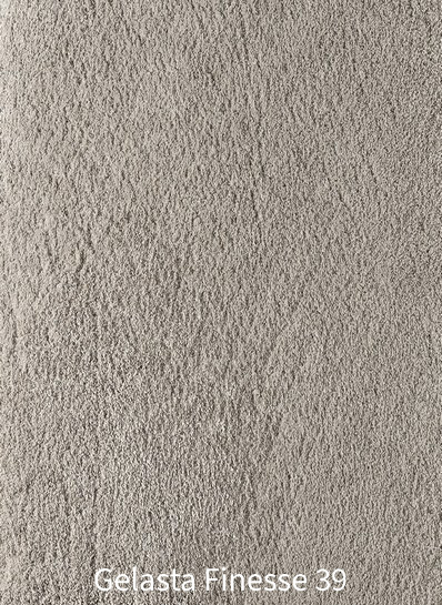 Groot verloop van de zachte, harige textuur van Gelasta Finesse 39 tapijt in een koele, zilvergrijze of muisgrijze tint met een lichte glans.