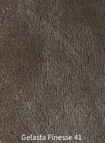 Groot verloop van de zachte, harige textuur van Gelasta Finesse 41 tapijt in een diepe, donkerbruine chocoladekleur met een matte uitstraling.