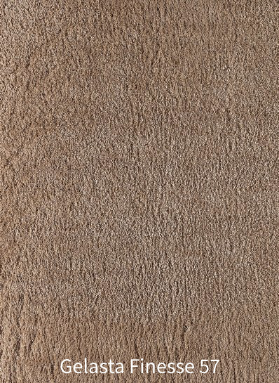 Groot verloop van de zachte, harige textuur van Gelasta Finesse 57 tapijt in een warme, koperbruine of terracotta-achtige tint.