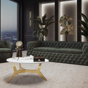Luxe hotel chique interieur met een zacht beige hoogpolig tapijt als vloerbedekking, ingericht met een gecapitonneerde donkergroene chesterfield bank, een witte ovale salontafel met gouden poten en grote kamerplanten.