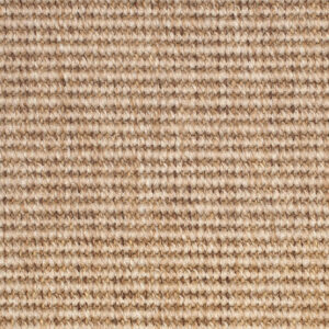 Een close-up foto die de gedetailleerde textuur laat zien van een kamerbreed tapijt of karpet. Het materiaal heeft een natuurlijke uitstraling in een warme, lichte beige- en zandkleur. De structuur is geweven in een strak, horizontaal patroon van fijne lussen (bouclé / elegant rib), waardoor er een subtiel lijnenspel van licht en schaduw ontstaat. De textuur doet denken aan geweven sisal of kokosvezel, maar oogt zachter en verfijnder.