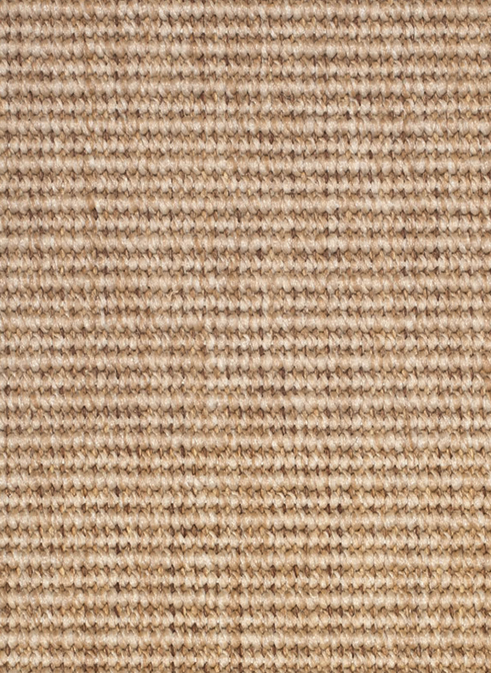 Een close-up foto die de gedetailleerde textuur laat zien van een kamerbreed tapijt of karpet. Het materiaal heeft een natuurlijke uitstraling in een warme, lichte beige- en zandkleur. De structuur is geweven in een strak, horizontaal patroon van fijne lussen (bouclé / elegant rib), waardoor er een subtiel lijnenspel van licht en schaduw ontstaat. De textuur doet denken aan geweven sisal of kokosvezel, maar oogt zachter en verfijnder.