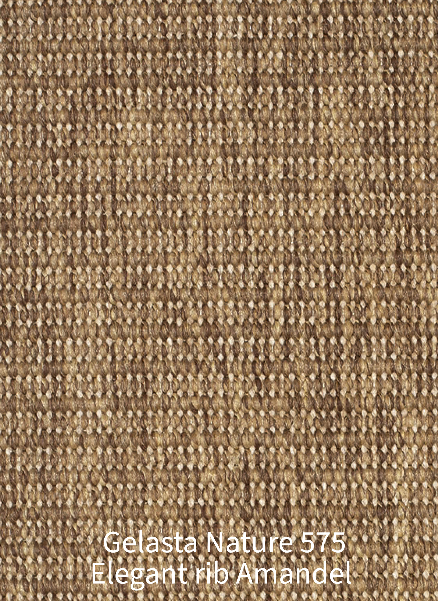 Een close-up opname die de gedetailleerde weefstructuur toont van een kamerbreed tapijt of vloerkleed. De kleur is een warme, gemêleerde middenbruine amandeltint met subtiele variaties van licht- en donkerbruine draden. Het materiaal is strak geweven in een horizontaal, herhalend patroon van fijne lussen (bouclé- of ribstructuur). Dit zorgt voor een tastbaar reliëf met een natuurlijke uitstraling die lijkt op robuust sisal. Onderaan de afbeelding staat in heldere witte letters de productnaam vermeld: "Gelasta Nature 575 Elegant rib Amandel".