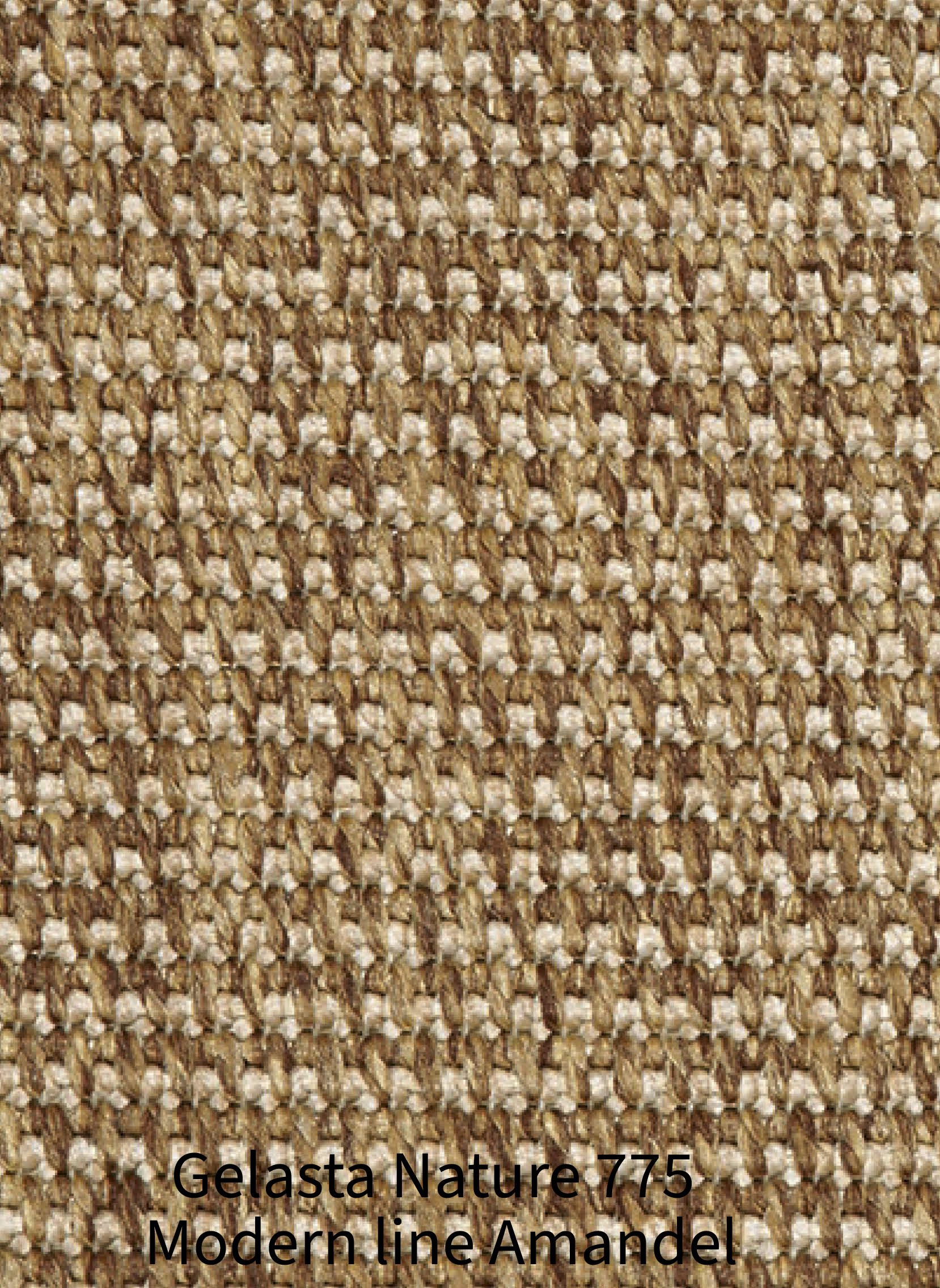 Een gedetailleerde close-up foto van de zware en robuuste weefstructuur van de "Modern line" variant. De kleur betreft een warme en diepe, gemêleerde amandeltint, samengesteld uit een dicht samenspel van beige, okerachtige draden en donkerbruine accenten. De grove, verticale weefdraden kruisen de vlakkere horizontale draden, wat een uitgesproken en voelbaar driedimensionaal reliëf oplevert met duidelijke schaduweffecten. Onderaan de afbeelding is in stevige zwarte letters de productnaam horizontaal gecentreerd weergegeven: "Gelasta Nature 775 Modern line Amandel".