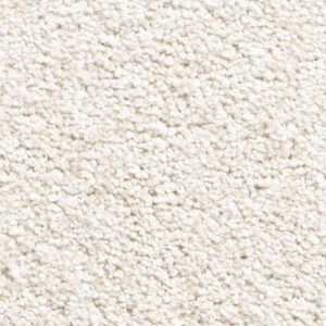 Een gedetailleerde macro- en bovenaanzicht opname die de rijke, volle textuur van een luxe gesneden pooltapijt (Gelasta Picasso 71) laat zien. De kleur is een heldere, rustieke lichtbeige en natuurlijke écru-tint die warmte en comfort uitstraalt. De garenbundels staan dicht op elkaar en zijn zacht gedraaid (frisé / saxony-stijl), wat zorgt voor een levendig, compact oppervlak met een uiterst zacht en volumineus reliëf (hoogste comfortklasse 5). Dit tapijt heeft een subtiele glans onder de lichtval en oogt luxueus, comfortabel en modern. De structuur is volledig egaal en dicht, perfect geschikt voor een behaaglijke basis in woon- of slaapkamers.