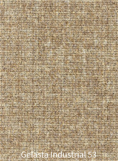 Groot verloop van de fijn geweven, gemêleerde lussenstructuur van Gelasta Industrial 53 tapijt in een warme, honingbruine en goudbeige okerkleur.