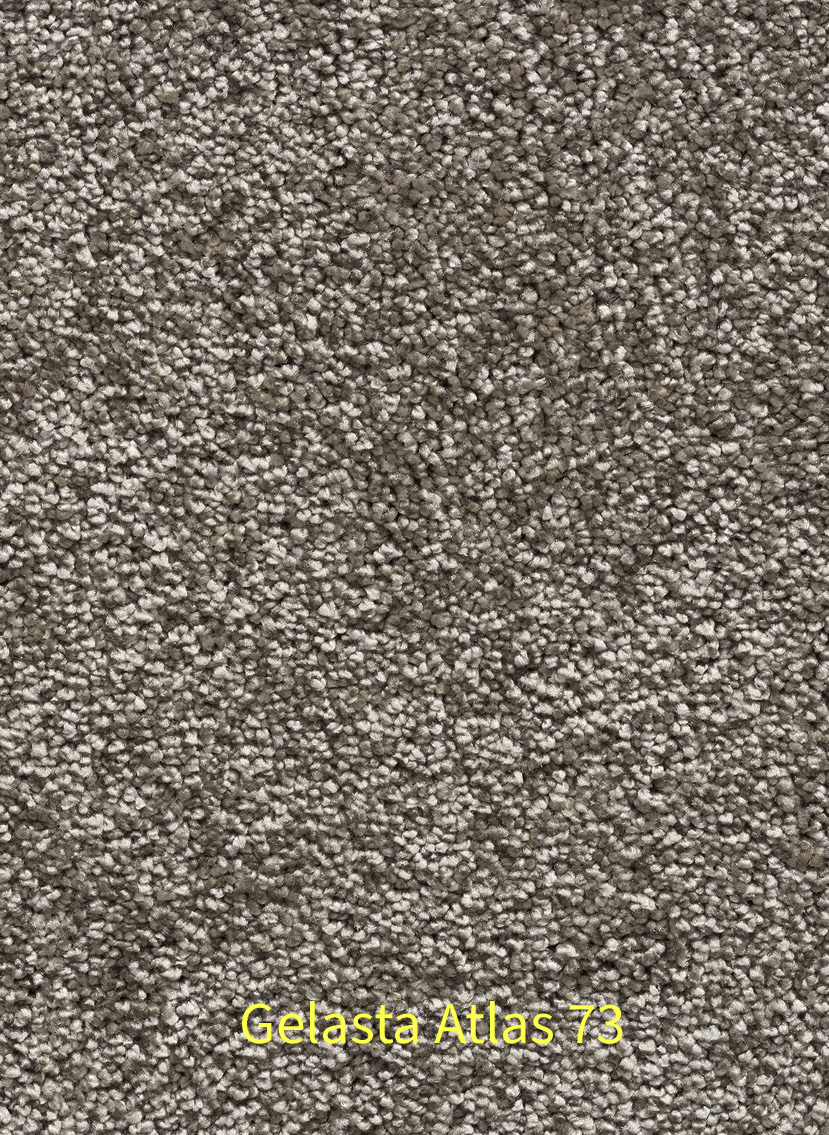 Close-up van het Gelasta Atlas 73 tapijt. De afbeelding toont een gedetailleerde weergave van de dichte, gemêleerde poolstructuur waarin donkergrijze, taupe en lichtgrijze garen subtiel met elkaar zijn verweven. Onderaan staat in gele letters de tekst 'Gelasta Atlas 73' gecentreerd.