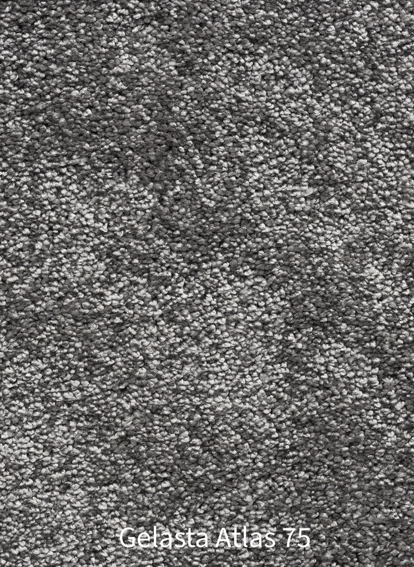 Close-up van het Gelasta Atlas 75 tapijt. De afbeelding toont een gedetailleerde weergave van de dichte, gemêleerde poolstructuur waarin donkergrijze, antracietkleurige en lichtgrijze garen subtiel met elkaar zijn verweven. Onderaan staat in witte letters de tekst 'Gelasta Atlas 75' gecentreerd.